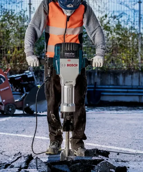 Djelovanje Bosch HEX 28 dlijeta za asfalt, prikaz na gradilištu s radnikom u zaštitnoj opremi.