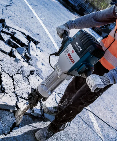 Radnik koristi Bosch HEX 28 dlijeto za asfalt na prometnici.