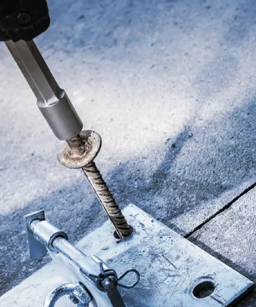 BOSCH HEX 28 nastavak za klinove u tlo, prikaz s klinom i alatom na betonskoj podlozi.