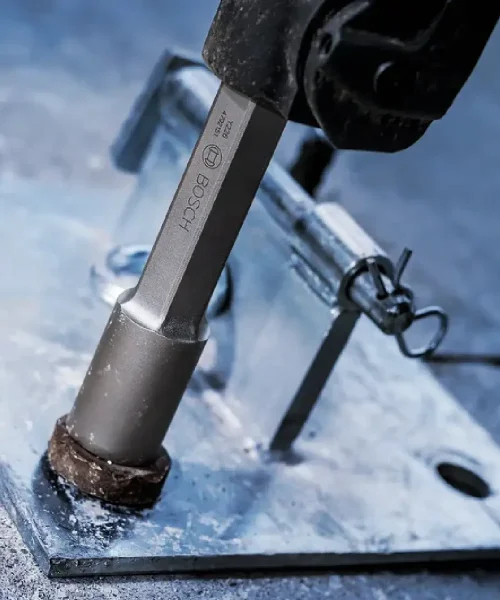 Bosch HEX 28 nastavak za klinove u tlo, 300 mm, prikazan u upotrebi na snijegu.