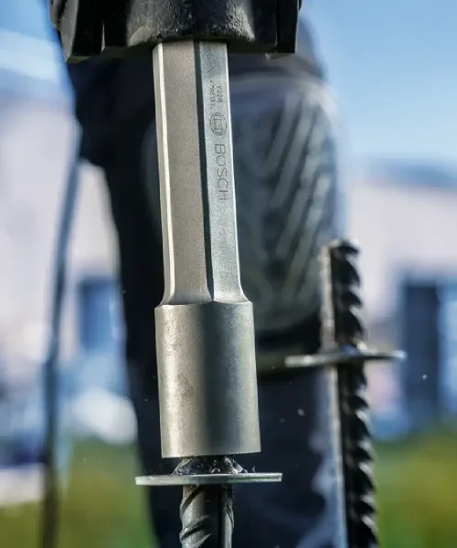BOSCH HEX 28 nastavak za klinove u tlo, metalni, 300 mm, prikaz na alatnom uređaju.