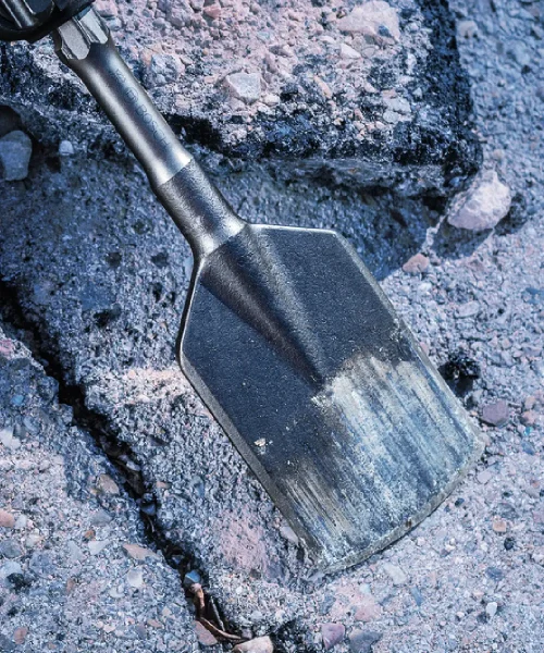 Dlijeto za asfalt BOSCH HEX 30, 125 x 450 mm, na kamenoj podlozi s metalnom drškom.