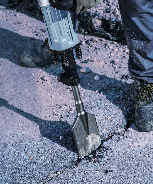 Dlijeto za asfalt Bosch HEX 30 125 x 450 mm u upotrebi na gradilištu, prikaz radnog alata i radnika.