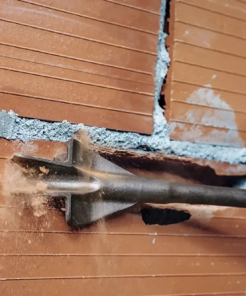 Bosch SDS-max dlijeto s krilcima za kanale u betonskom zidu, prikaz u radu.