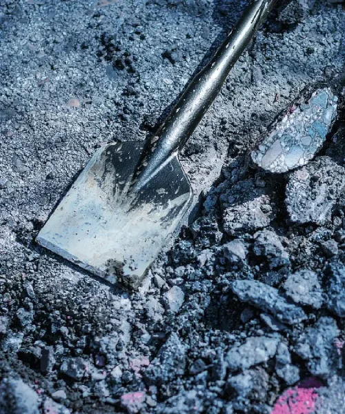 BOSCH SDS-max dlijeto za asfalt na tlu, prikaz oštrice i oštećenja na asfaltu.