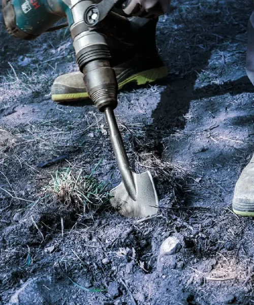 Bosch SDS-max dlijeto za iskopavanje na tlu, prikazano u upotrebi.