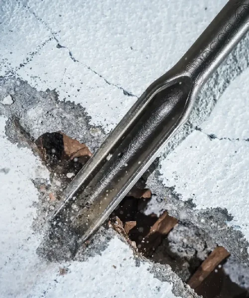 Bosch SDS-max žljebasto dlijeto 26 x 300 mm u betonskoj površini.