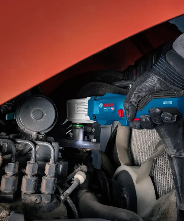 Bosch GRS18V-330 aku kutni udarni odvijač u ruci, radi na motoru automobila.