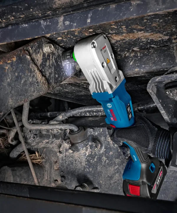 Bosch PRO GRS18V-330 aku kutni udarni odvijač u ruci, radi na teškom terenu, prikazan u radu na podvozju vozila.