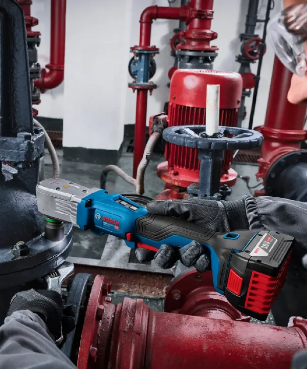 Bosch GRS18V-330 aku kutni udarni odvijač s crvenim i plavim dijelovima u industrijskom okruženju.