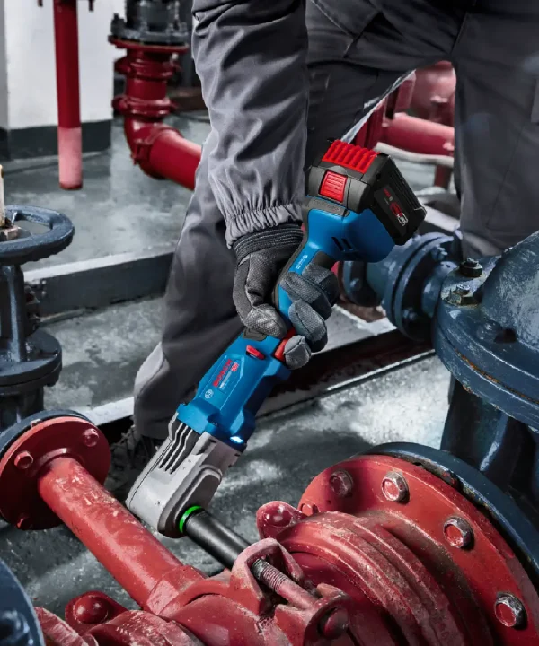 Bosch GRS18V-330 aku kutni udarni odvijač u ruci radnika na cjevovodu.