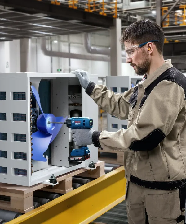Radnik koristi Bosch aku odvijač INDUSTRIAL ISR 18V-50E za montažu u industrijskoj tvornici.