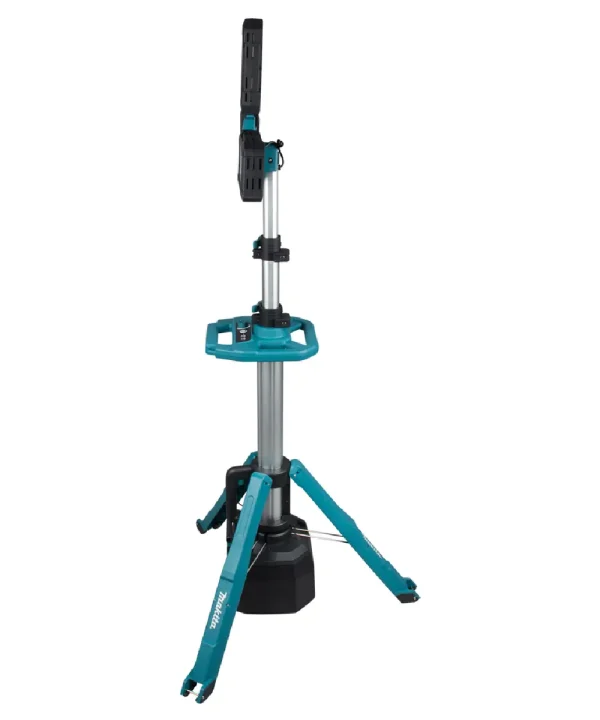 Makita ML014G aku svjetiljka na stativu s crnim i plavim detaljima, postavljena na tlo, s podesivim stalakom i LED svjetlom.