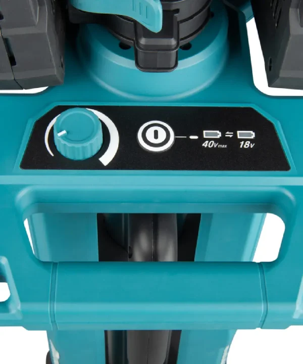 Makita ML014G aku svjetiljka na stativu s plavim kućištem i kontrolnim gumbom.