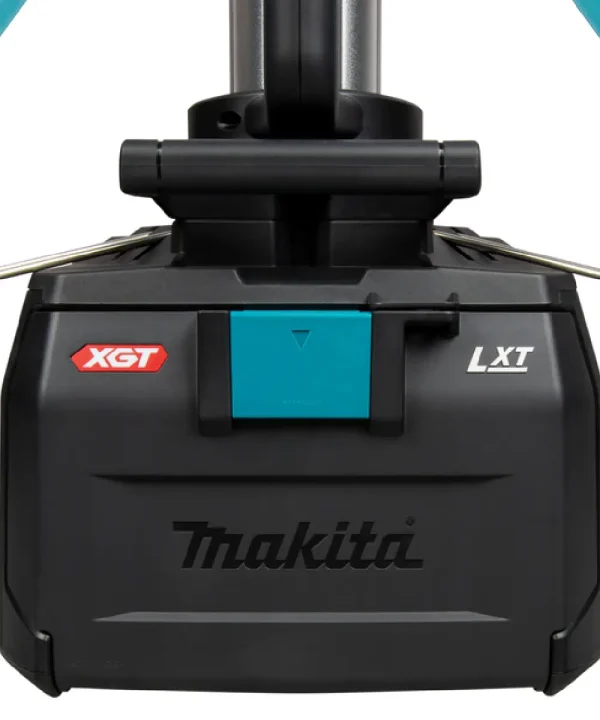 Makita ML014G aku svjetiljka na stativu s crnim kućištem i plavim gumbom, prikazana na fotografiji.