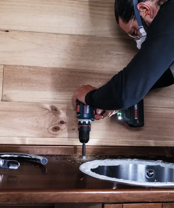 Bosch Expert svrdlo za drvo u radu s bušilicom na drvenoj površini.