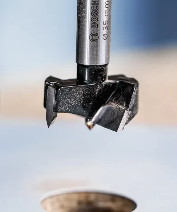 Bosch karbidno svrdlo za šarke s promjerom 3,5 mm prikazano u fokusu.
