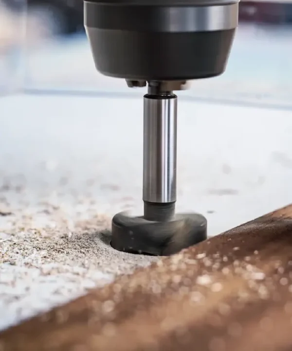 Bosch karbidno svrdlo za šarke u laminiranom drvu u upotrebi, alat u akciji.