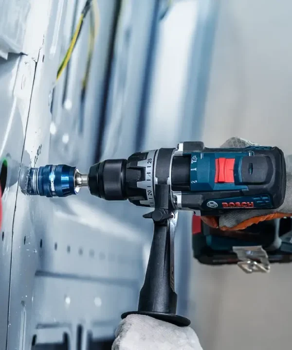Bosch bušački alat za metalne ploče s promjenjivim čekićem i mjernom skalom.