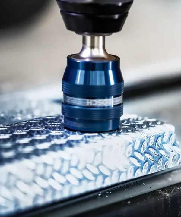 Bosch Expert kruna za lim i inox 20-68 mm na metalnoj ploči.