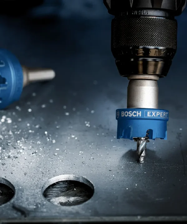 Bosch Expert kruna za lim i inox na metalnoj ploči uz bušilicu.