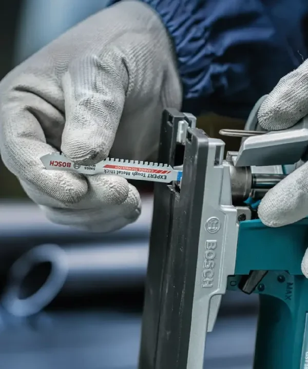 Rukom pritisnimo brusnu vodilicu na CNC alat BOSCH za debeli lim i inox.