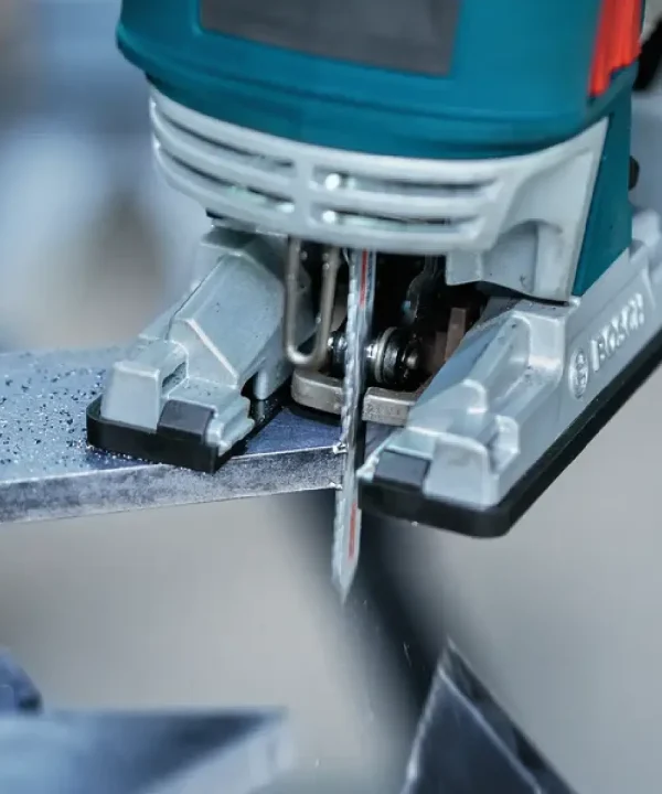 Bosch ubodna pila u akciji s preciznim rezom na metalnoj ploči.