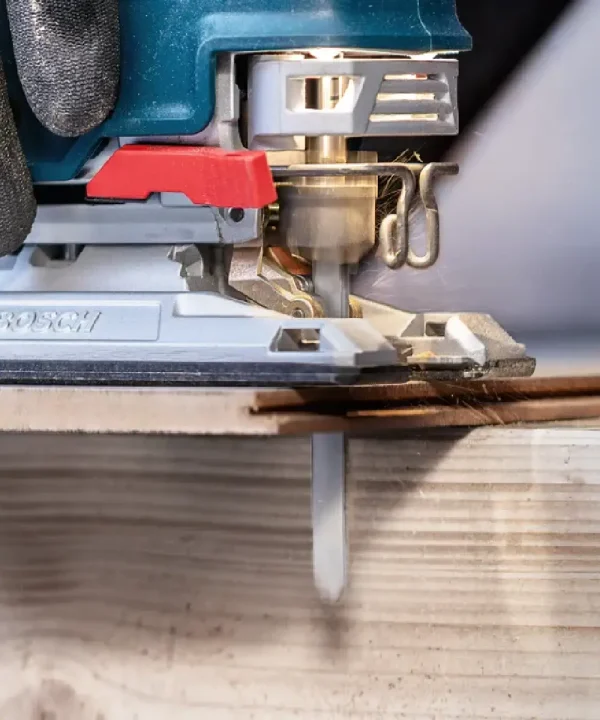 Bosch ubodna pila na laminat i siva metalna podloga.