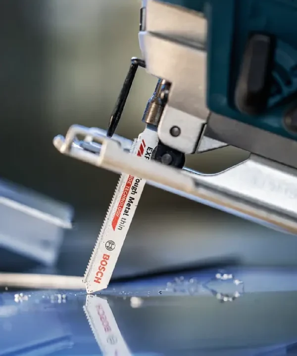 Pila za metalne plohe Bosch Tough Metal T118AHM u upotrebi.