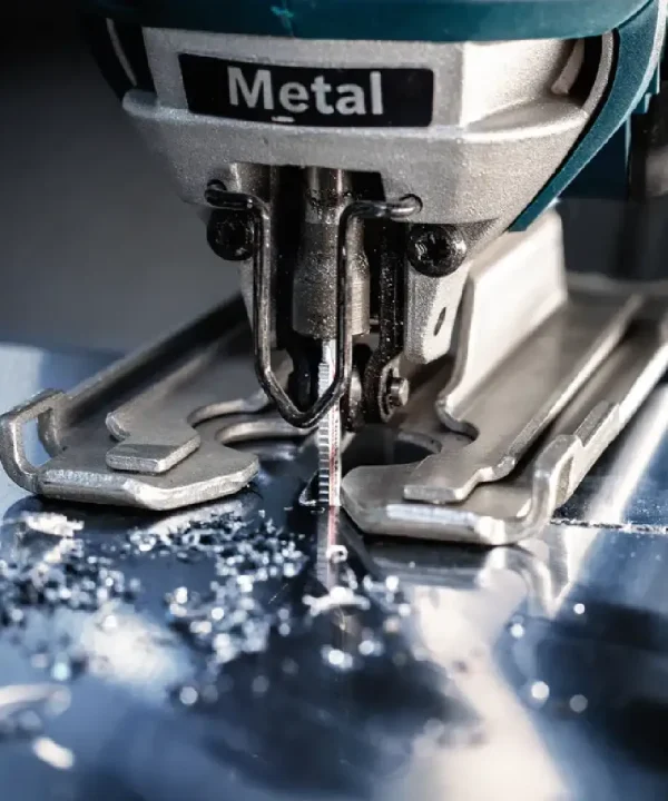 Pogled na metalni materijal i oštricu ubodne pile.