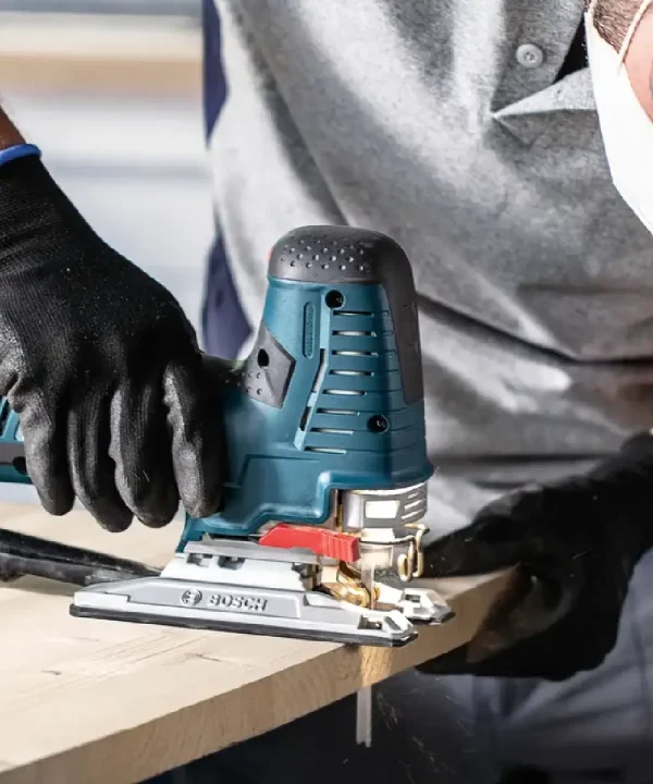 Bosch ubodna pila u upotrebi na drvenom komadu, fokus na navoju za zavojiti rez.