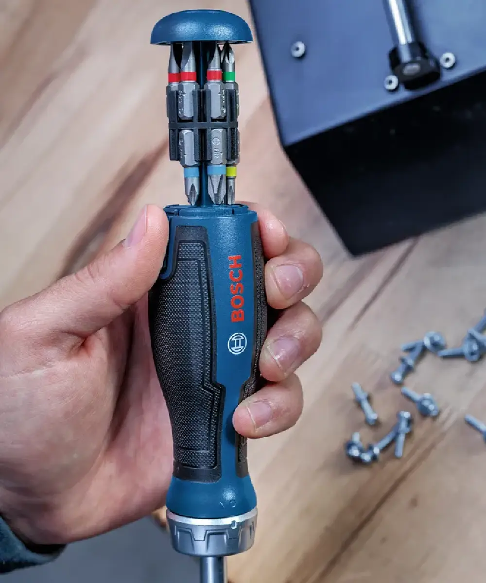 Bosch PRO električni odvijač s plavom ručkom i 12 raznih bitova u pozadini.