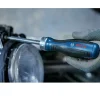 BOSCH PRO račni odvijač sa spremnikom i 12 bitova Bosch PRO ručni odvijač s plavom ručkom i 12 bitova, prikazan u ruci osobe.