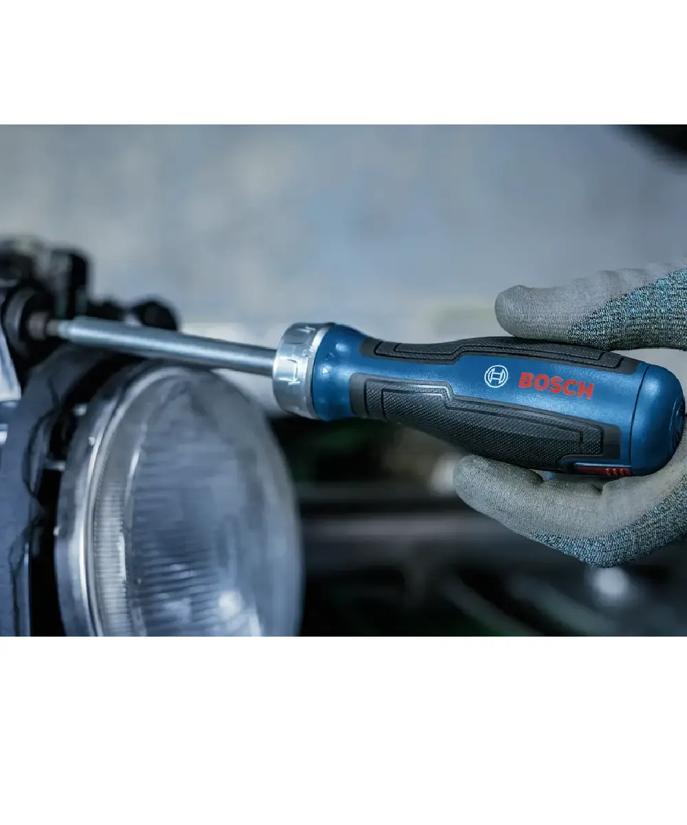 Bosch PRO ručni odvijač s plavom ručkom i 12 bitova, prikazan u ruci osobe.