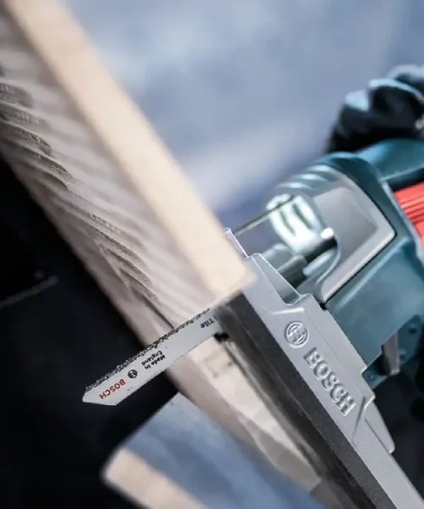 Bosch karbidni list za ubodnu pilu u ručnom radu, uz ploču i pila.