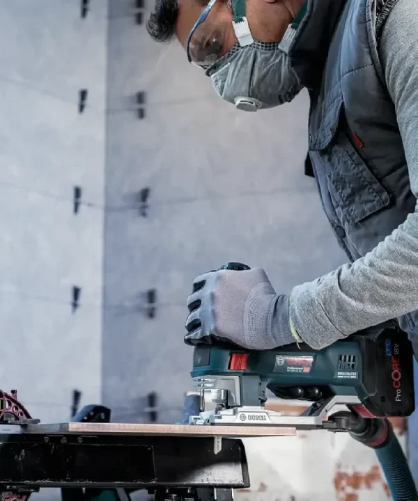Čaroban alat u ruci vođi: Bosch karbidna pila za ubodnu pilu uz pločice.
