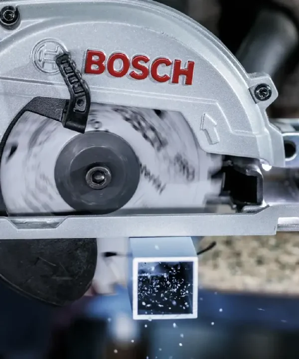 Bosch aku kružna pila u radu s brzim rezom i prašinom.