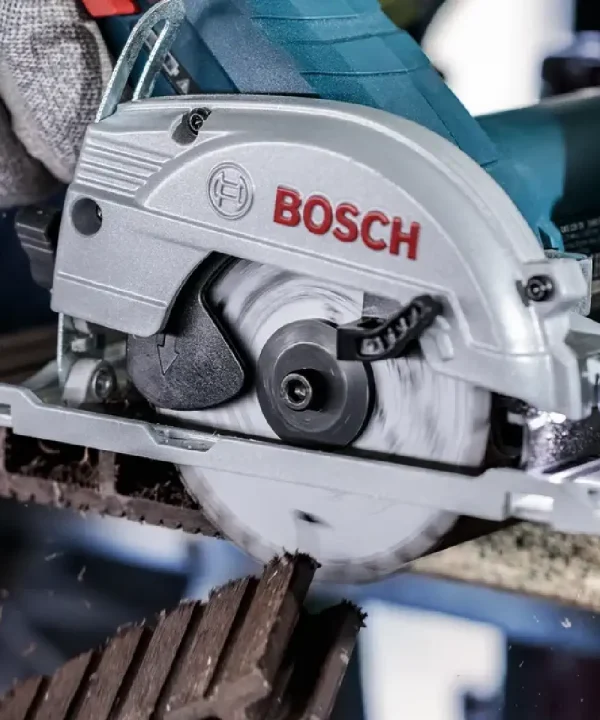 BOSCH akumulatorska kružna pila s metalnim rezom i zaštitom.