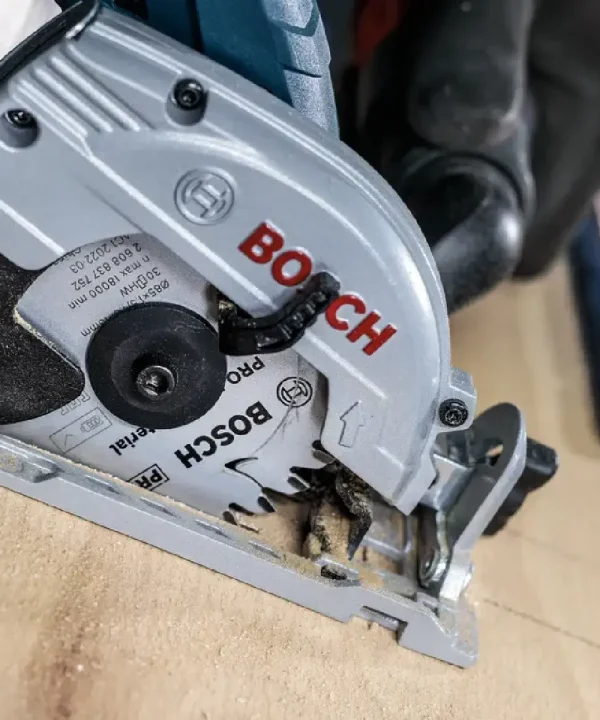 Bosch aku kružna pila za rezanje različitih materijala, prikazana na slici.
