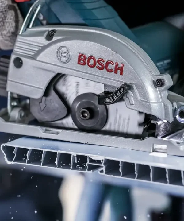 BOSCH aku kružna pila za rezanje drva i metala, prikazana u upotrebi.
