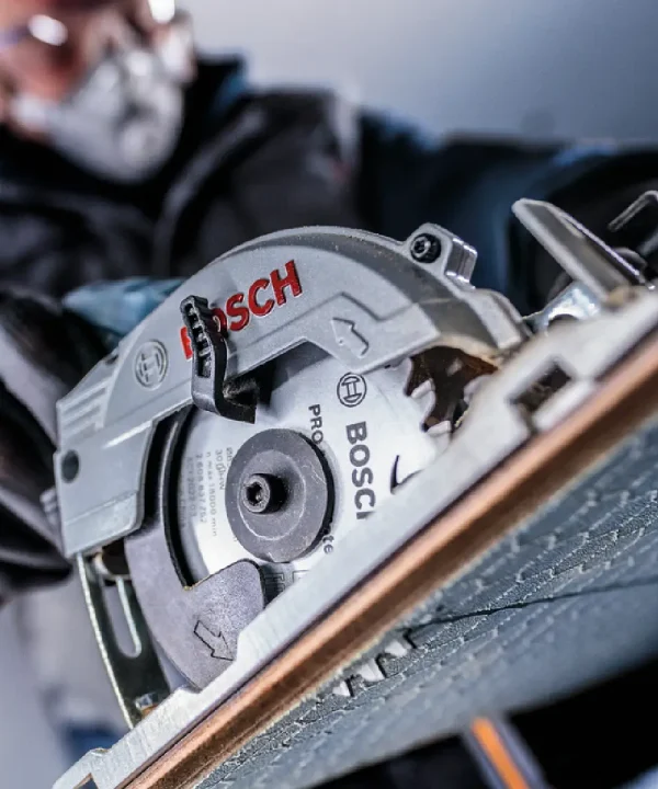 BOSCH akumulatorska kružna pila za rezanje raznih materijala, prikazana u upotrebi.