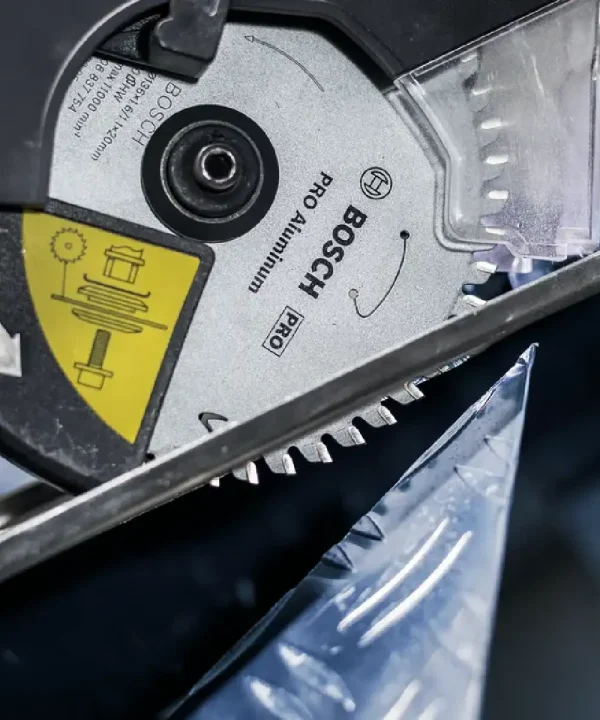 Bosch kružna pila za aluminij PRO Aluminium Cordless s oštricama i sigurnosnim značkama.