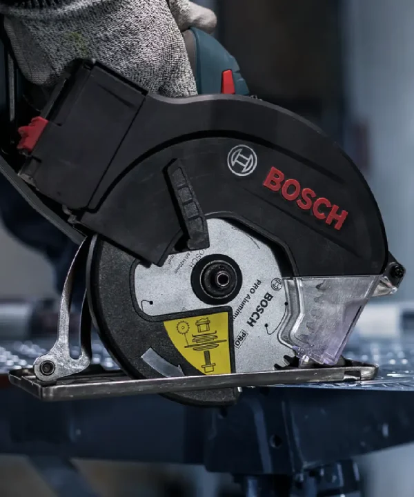 Kružna pila Bosch za aluminij PRO, motor i oštrica vidljivi u uređaju.