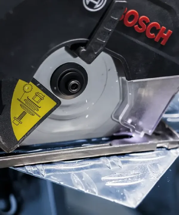 Bosch alat za kružnu pilu s naglašenim crnim i sivim dijelovima i žutom sigurnosnom naljepnicom.