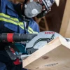 BOSCH list za aku kružnu pilu za drvo PRO Wood Cordless 85-190 mm Radnik s Bosch aku kružnom pilom za rezanje drva u radionici.