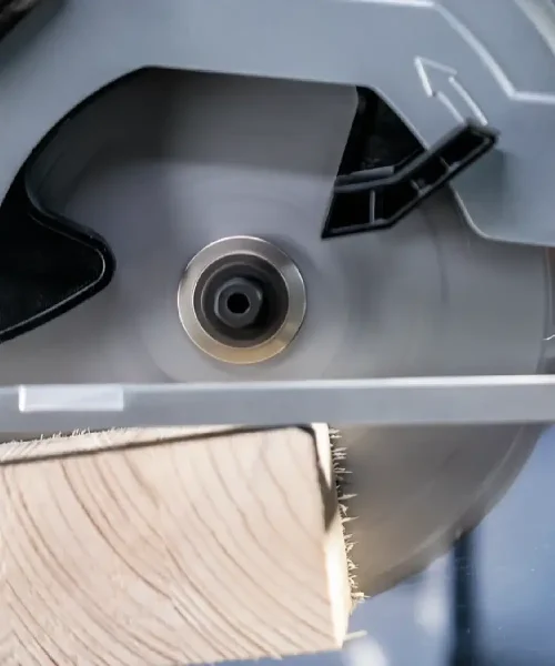 Detalj aku kružne pile za drvo s reznom pločom i motorom.