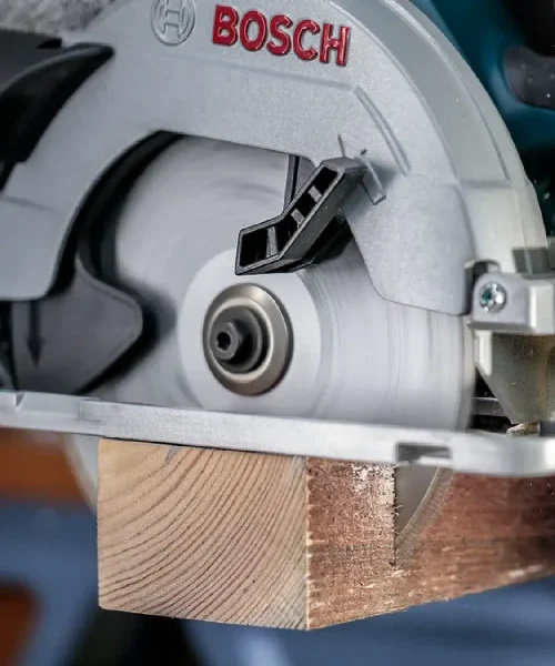 BOSCH aku kružna pila za drvo s reznom pločom od 85-190 mm na drvenom komadu.