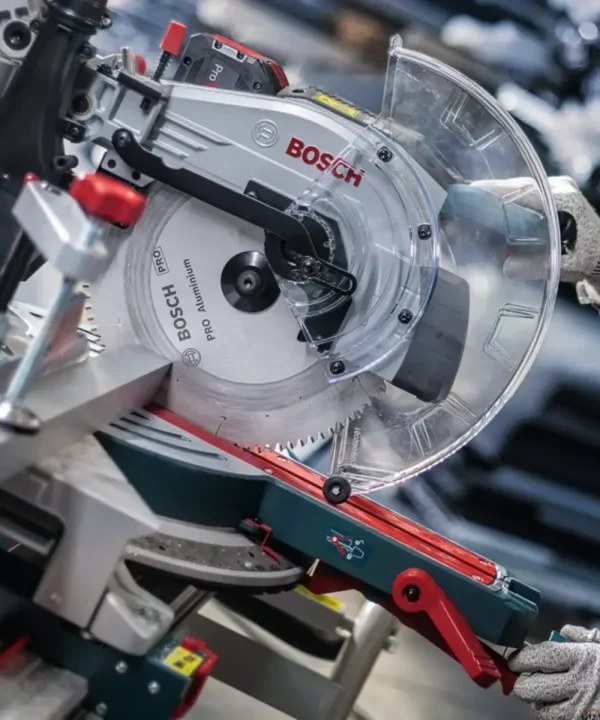 Bosch akumulatorska pila za aluminij s zaštitnim poklopcem i preciznim rezom.
