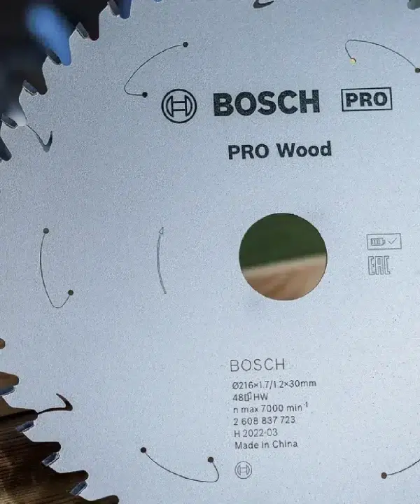 Bosch PRO Wood akumulatorska pila za drvo s oznakama i specifikacijama.