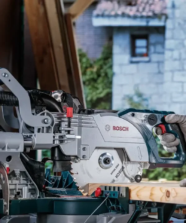 BOSCH akumulatorska kružna pila za drvo na radnom stolu s drvenim komadom.